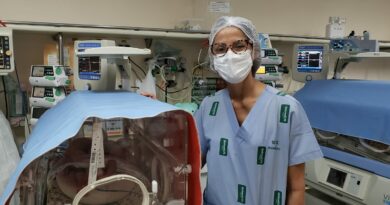 Unimed Manaus reúne pais e profissionais da UTI neonatal para reforçar importância do método canguru