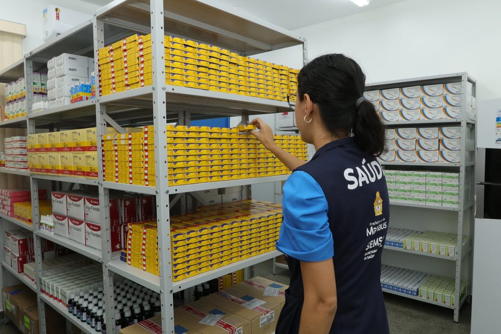 Servidora confere medicamento em estoque de UBS