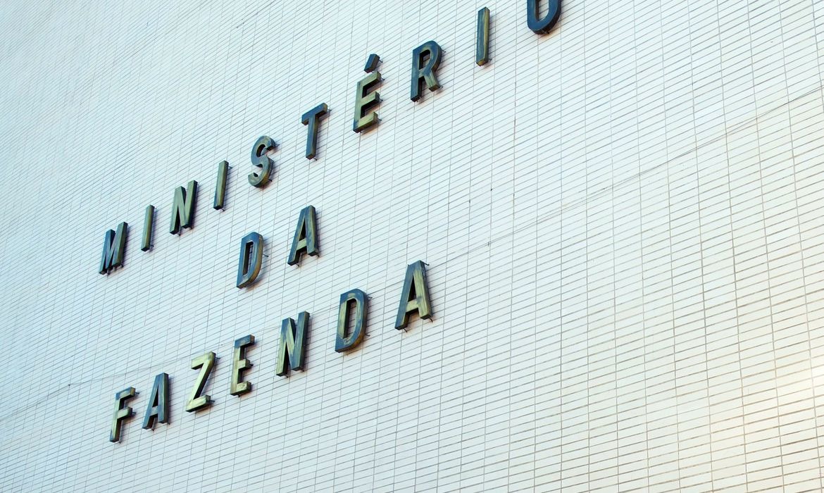 Fazenda eleva previsão da inflação para 4,5% após alta do petróleo causada pela guerra. PIB é mantido em 2,3%.