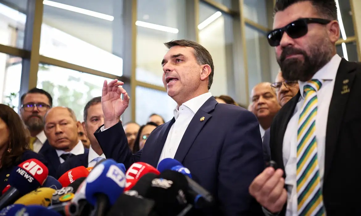 Flávio Bolsonaro confirma encontro com Vorcaro após prisão do banqueiro
