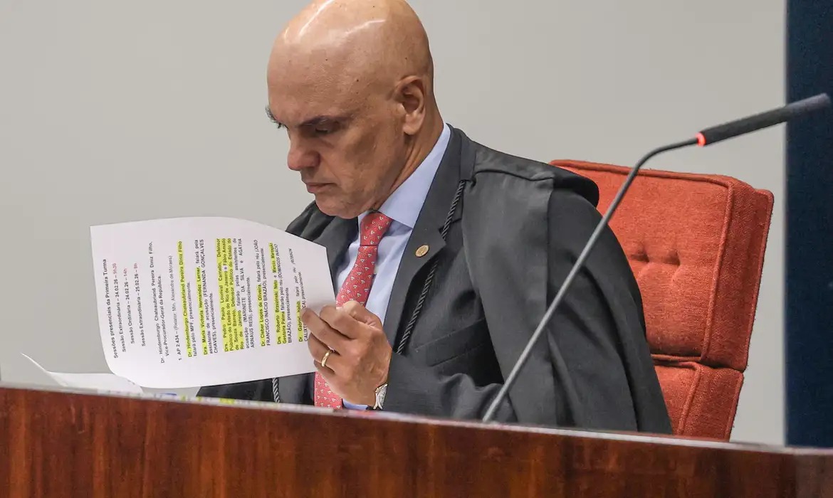 Moraes cobra governo por extradição de Carla Zambelli da Itália para o Brasil