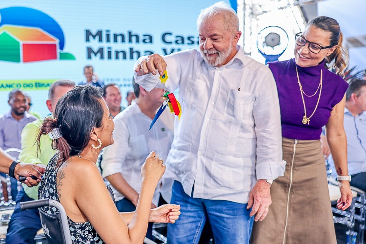 Lula entrega moradias em Manaus e anuncia investimentos no AM