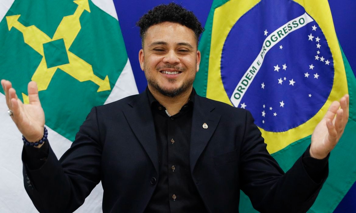 Brasileiro adotado na Holanda alerta sobre adoção internacional