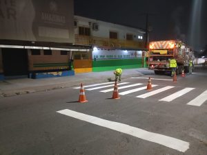 Faixas de pedestres recebem nova pintura em Manaus